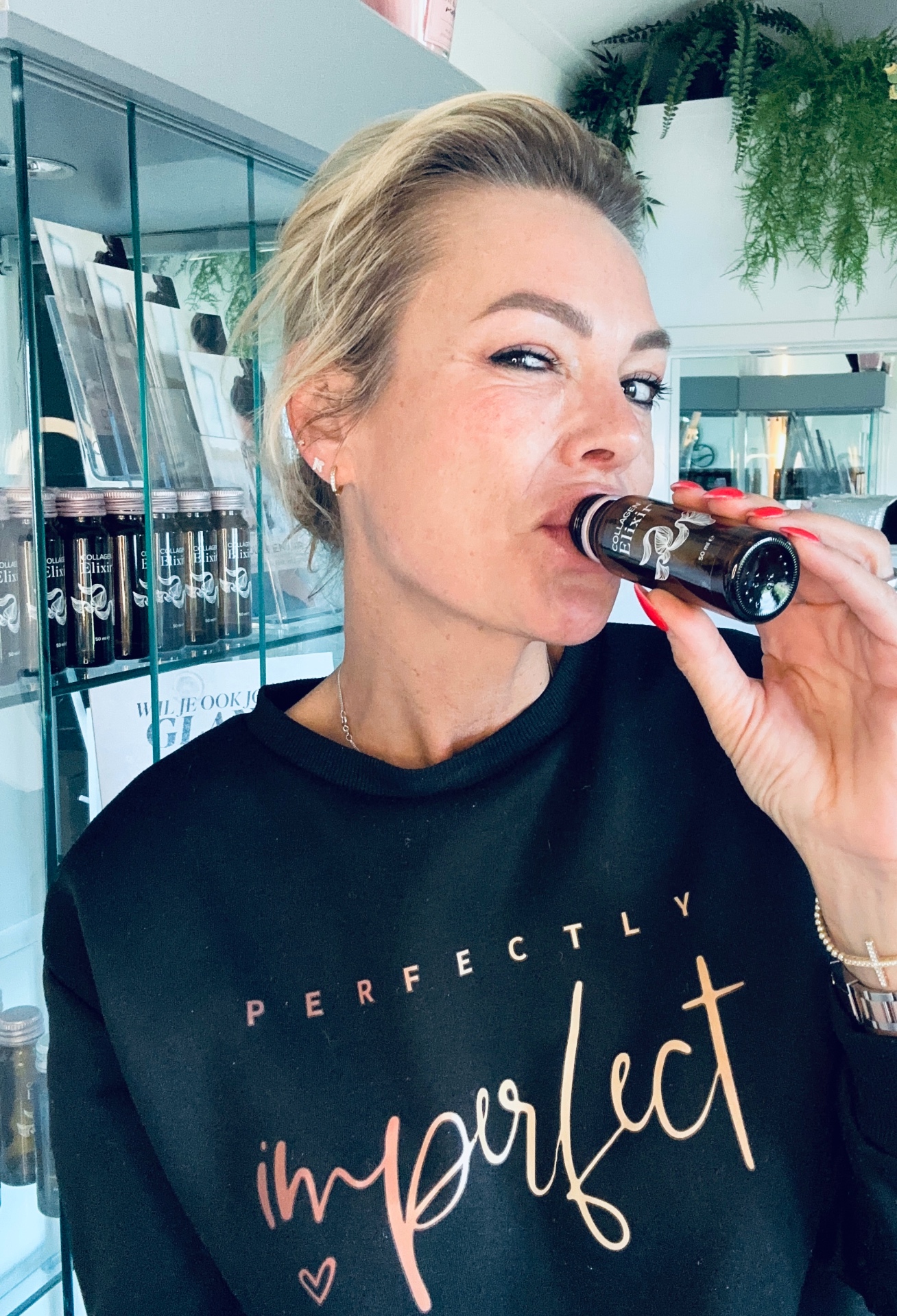 Ilse met een flesje Collagen Elixir™